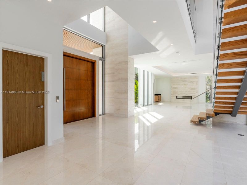 Spacious, unfurnished interior of a new home in , Pinecrest (Image 15).