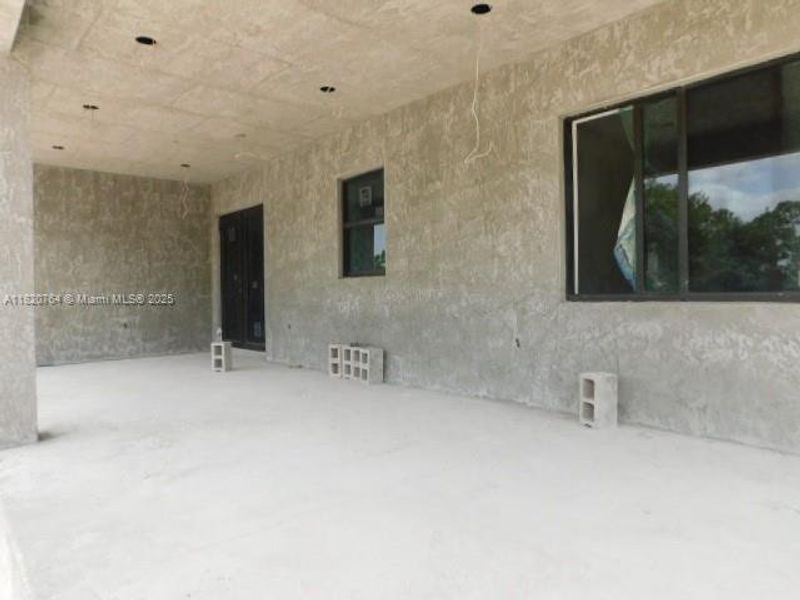 Exterior details and patio area of a home in , Clewiston (Image 11).