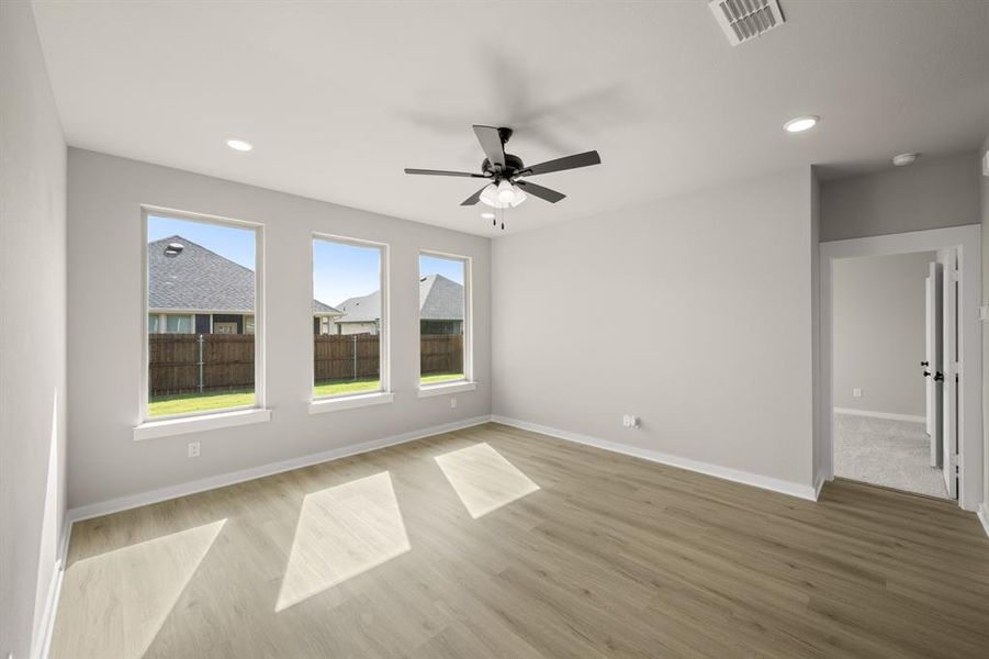 6913 Freight Train- Living Room-1