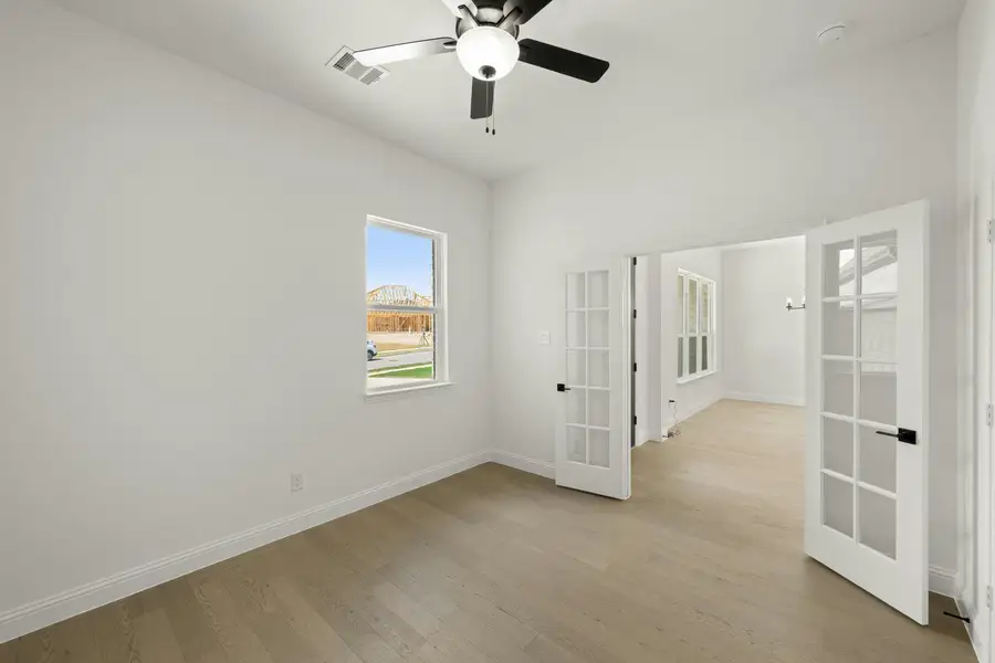 Spacious, unfurnished interior of a new home in Kentsdale Farms, DeSoto (Image 18).
