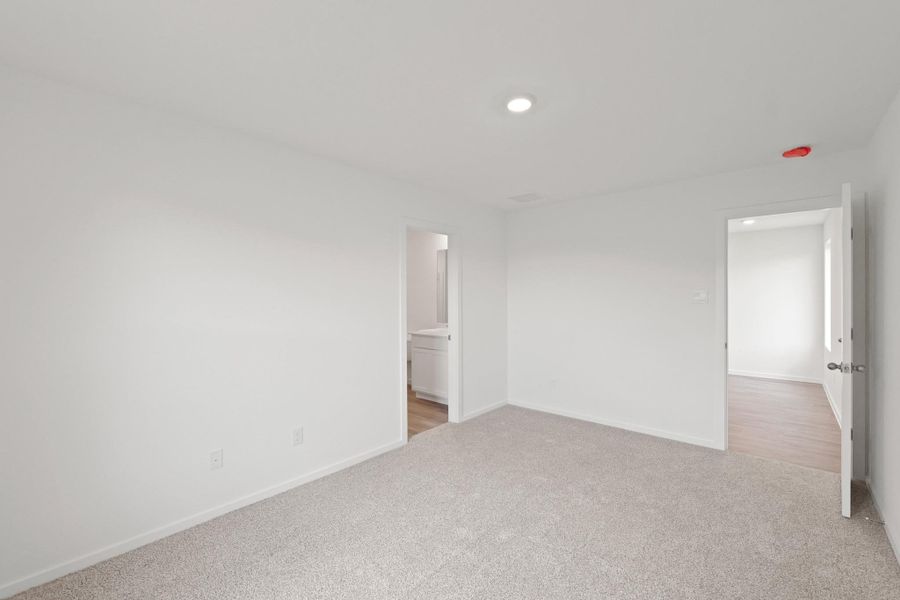 Spacious, unfurnished interior of a new home in Silverthorne, Conroe (Image 17).