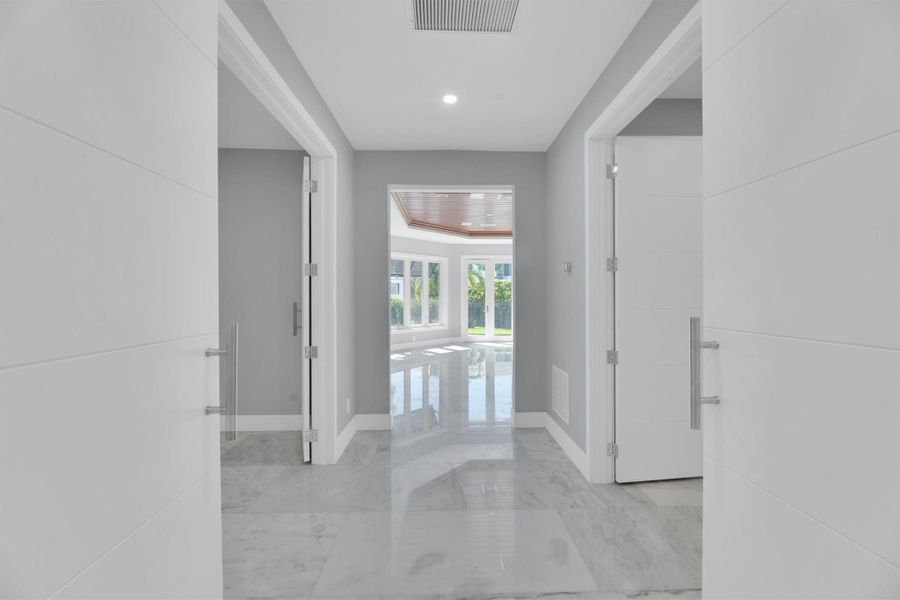 Spacious, unfurnished interior of a new home in , Fort Lauderdale (Image 20).