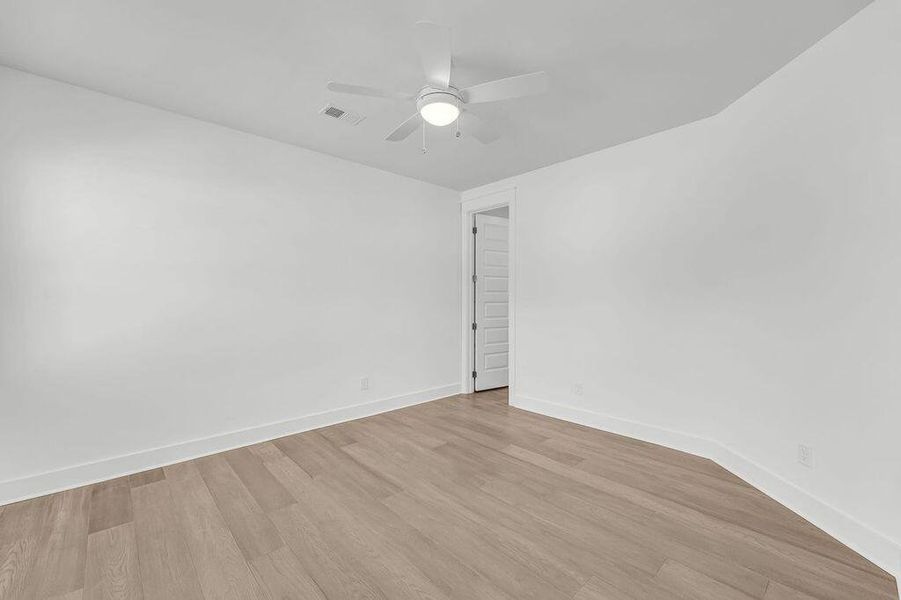 Spacious, unfurnished interior of a new home in Central Park, Charleston (Image 28).