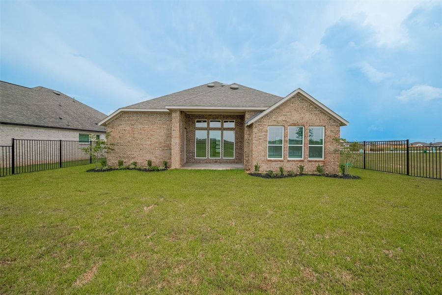 Exterior details and patio area of a home in Lago Mar, Texas City (Image 27).