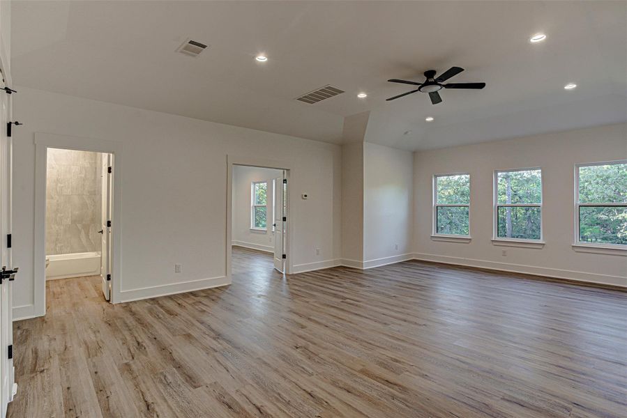 Upstairs second Living area. Upstairs second Living area.