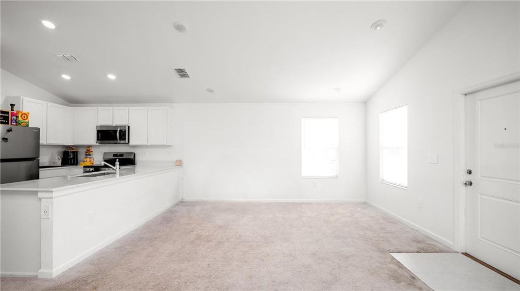 Spacious, unfurnished interior of a new home in Peace Creek Reserve: Legacy Collection, Winter Haven (Image 22).