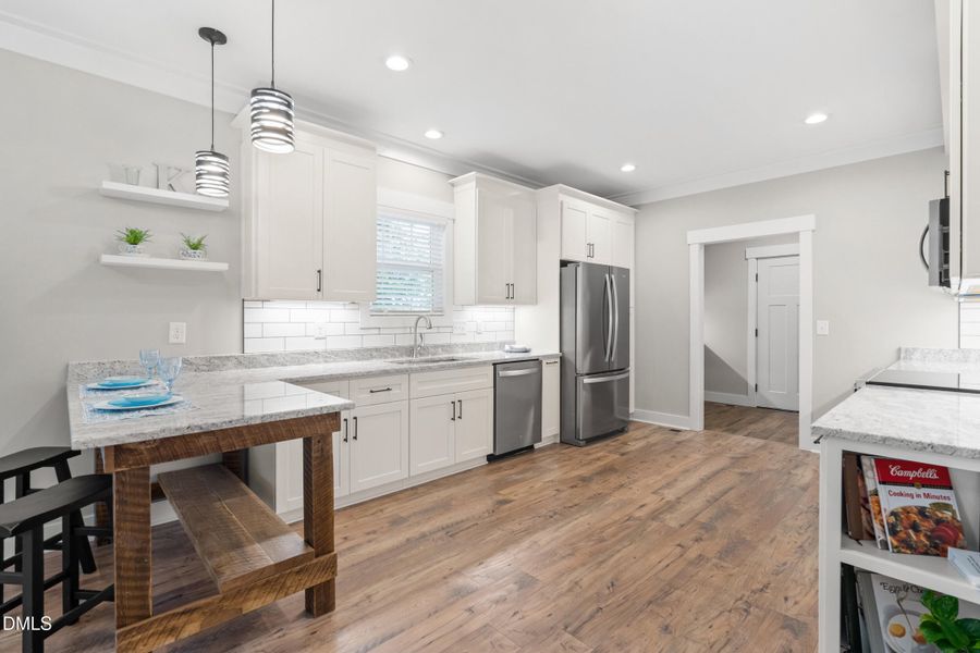 KITCHEN/DINING