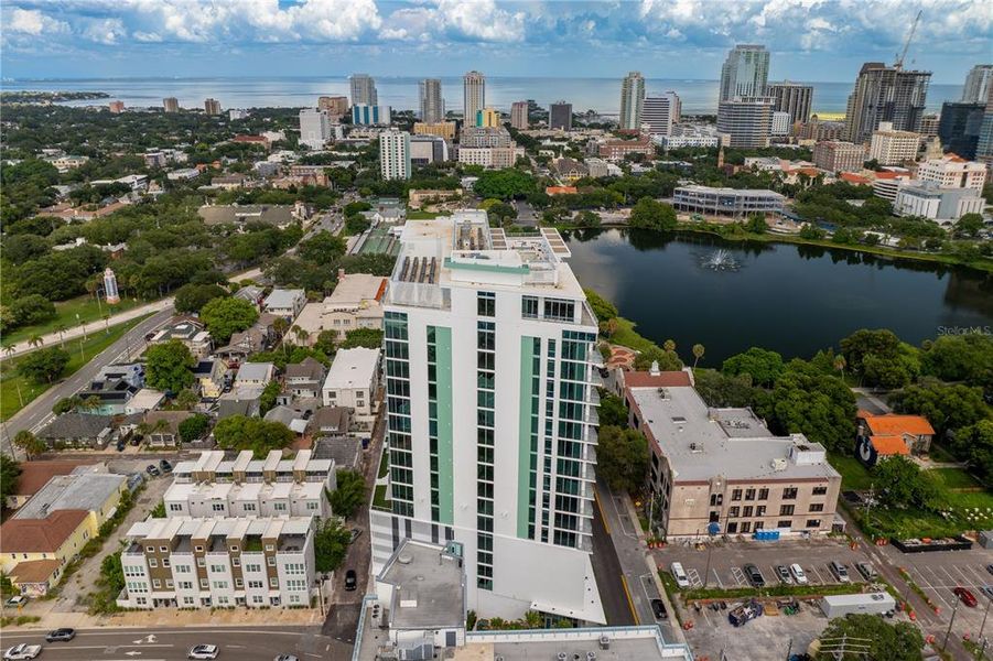 Condo located in St. Petersburg, FL showcasing its design and architecture (Image 31).