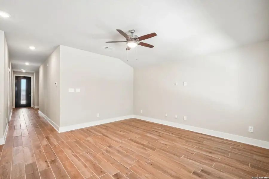 Spacious, unfurnished interior of a new home in Comanche Ridge, San Antonio (Image 17).