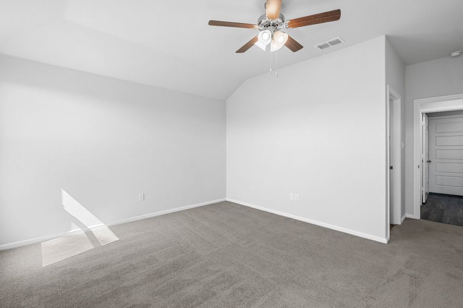 Representative unfurnished interior of a home built from the BELLVUE by D.R. Horton in Faculty Row, Abilene (Image 40).