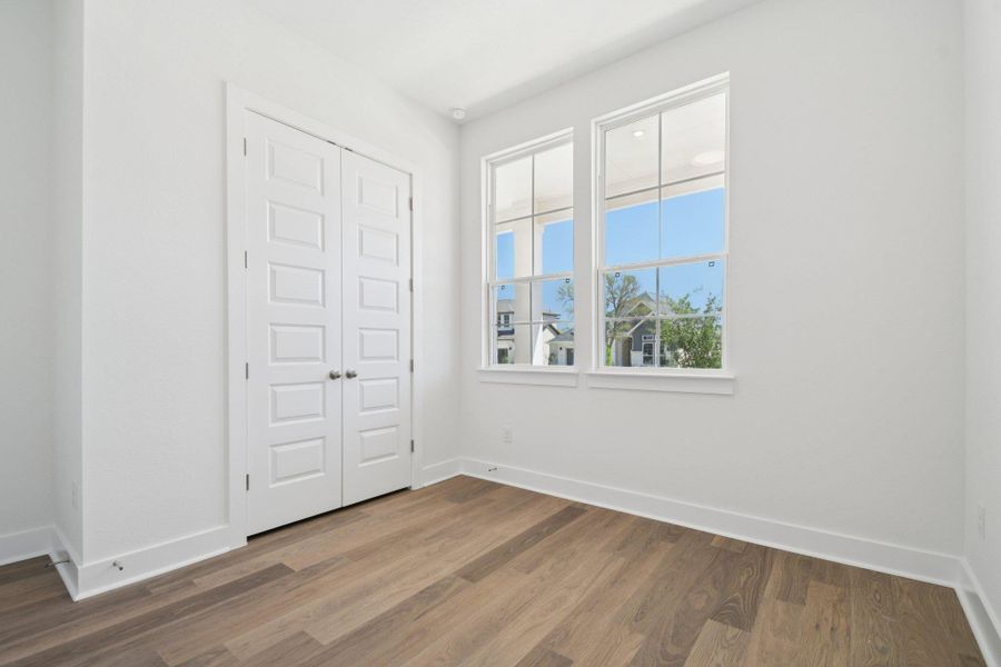 Spacious, unfurnished interior of a new home in Persimmon, Buda (Image 29).