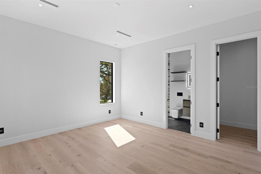 Spacious, unfurnished interior of a new home in , Sarasota (Image 36).