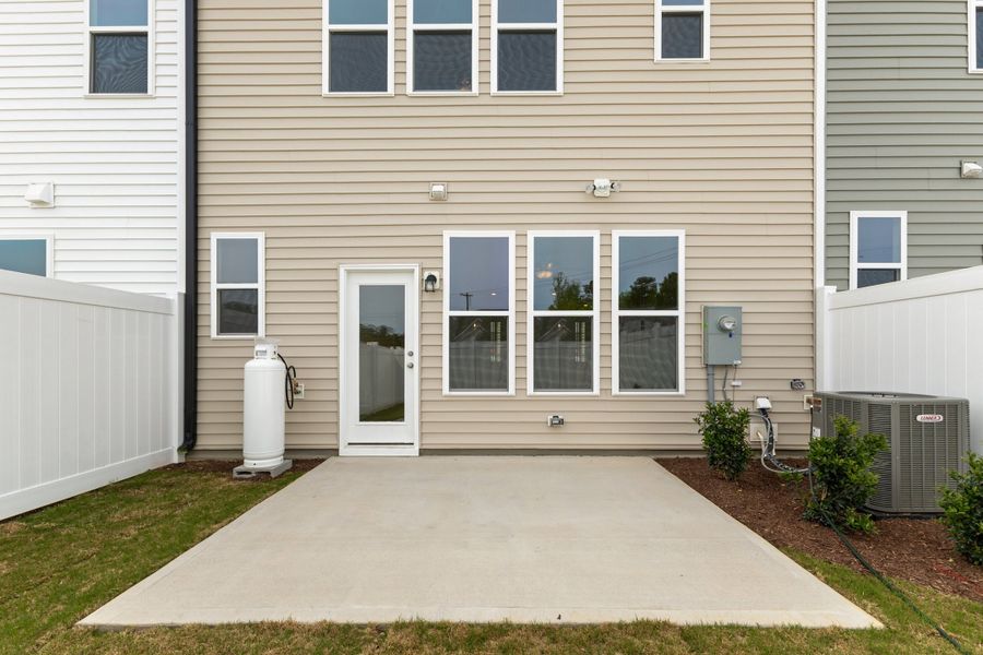 Representative exterior details of a home built from the The Hemlock by RobuckHomes in Kennebec Crossing, Angier (Image 66).