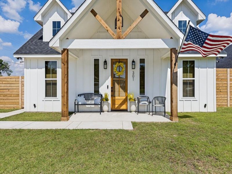 Exterior details and patio area of a home in , Boyd (Image 4).