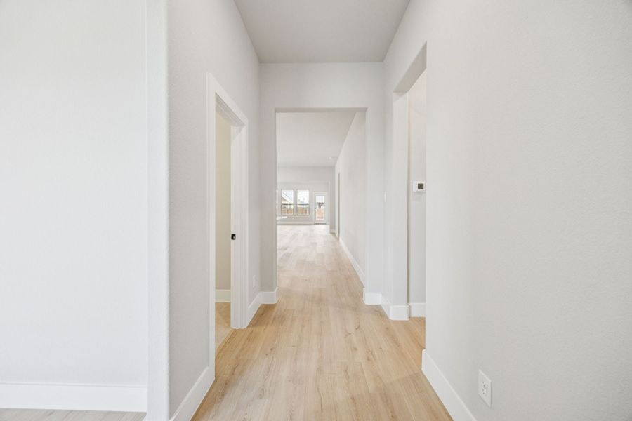 Spacious, unfurnished interior of a new home in Dove Hollow, Waxahachie (Image 20).