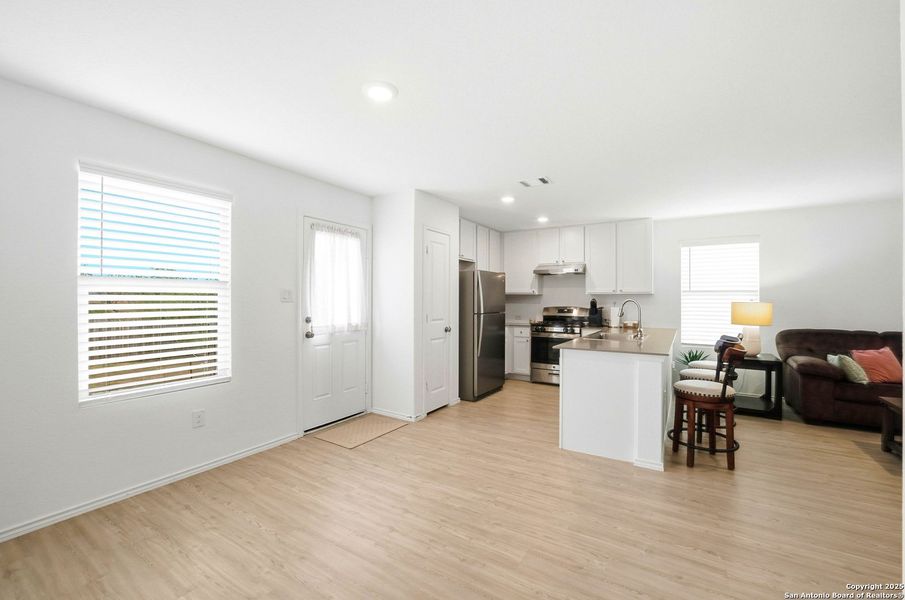 Spacious, unfurnished interior of a new home in Lodi Grove, Floresville (Image 33).