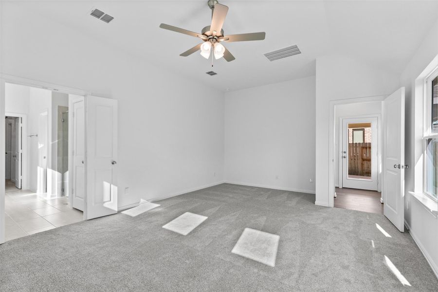 Spacious, unfurnished interior of a new home in Beamer Villas, Friendswood (Image 27).