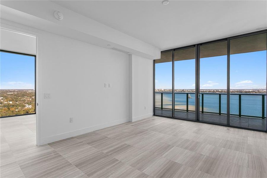 Spacious, unfurnished interior of a new home in , Tampa (Image 27).