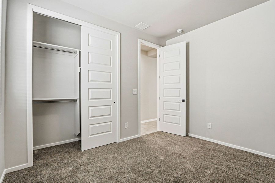 Spacious, unfurnished interior of a new home in Hillside Park, El Paso (Image 26).