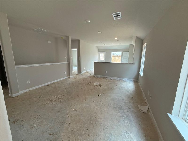 Spacious, unfurnished interior of a new home in Cliffstone Hills, Conroe (Image 3).