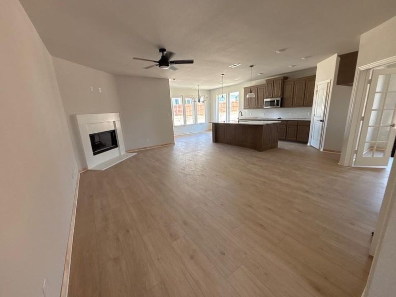 Spacious, unfurnished interior of a new home in Waterford Park, Weatherford (Image 11).