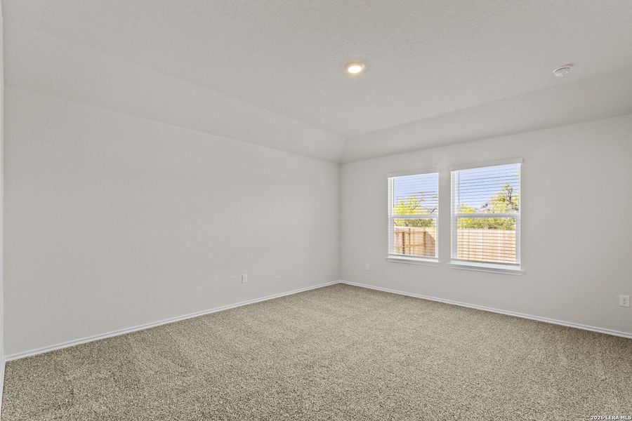 Spacious, unfurnished interior of a new home in Laurel Vistas, San Antonio (Image 24).