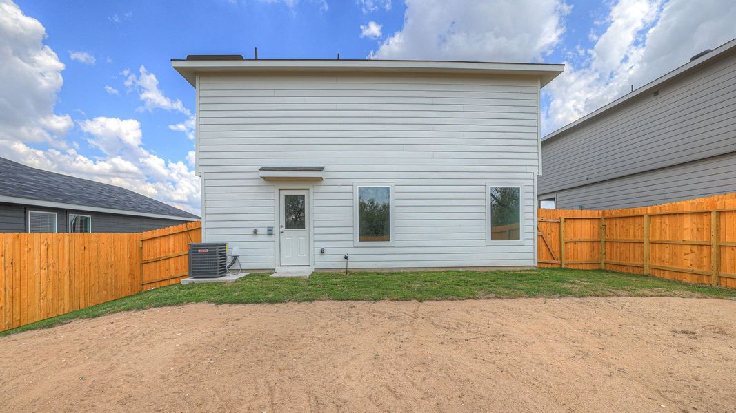 Exterior details and patio area of a home in Ladera, Luling (Image 3).