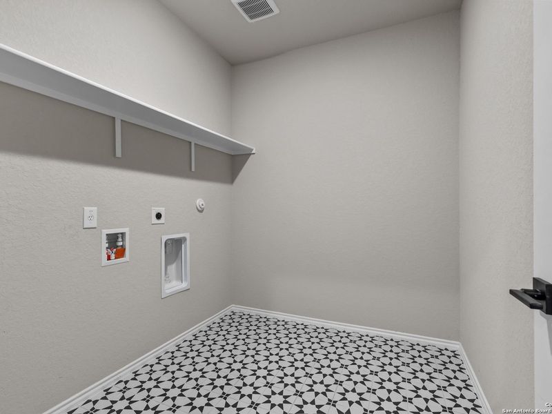 Spacious, unfurnished interior of a new home in Royal Crest, San Antonio (Image 31).