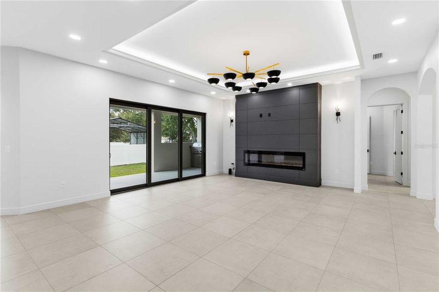Spacious, unfurnished interior of a new home in , Plant City (Image 24).