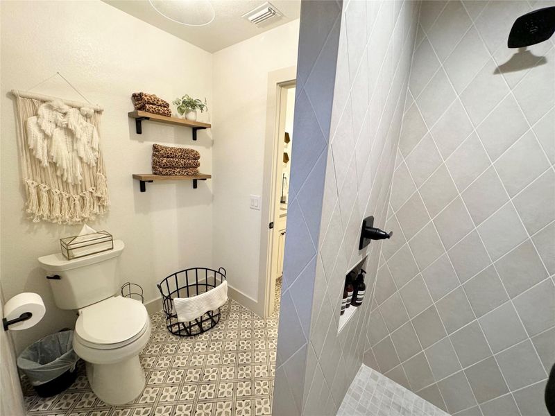 Walk in shower and toilet in separate room from vanities