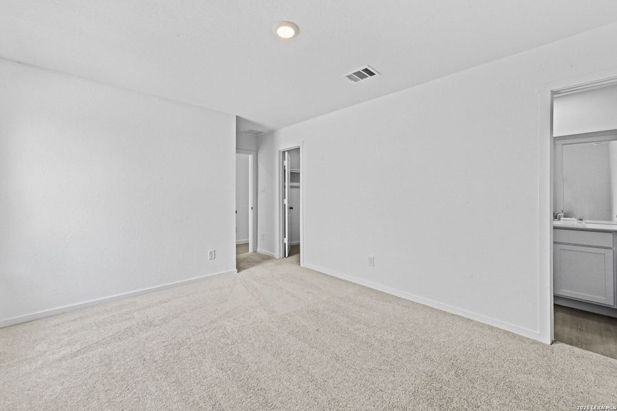 Spacious, unfurnished interior of a new home in Spring Grove, St. Hedwig (Image 18).