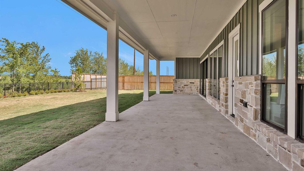 Spacious, unfurnished interior of a new home in Fulshear Lakes 80', Fulshear (Image 9).