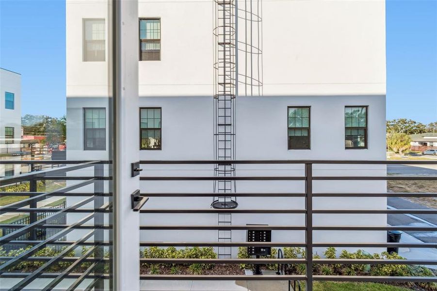 Condo located in St. Petersburg, FL showcasing its design and architecture (Image 4).