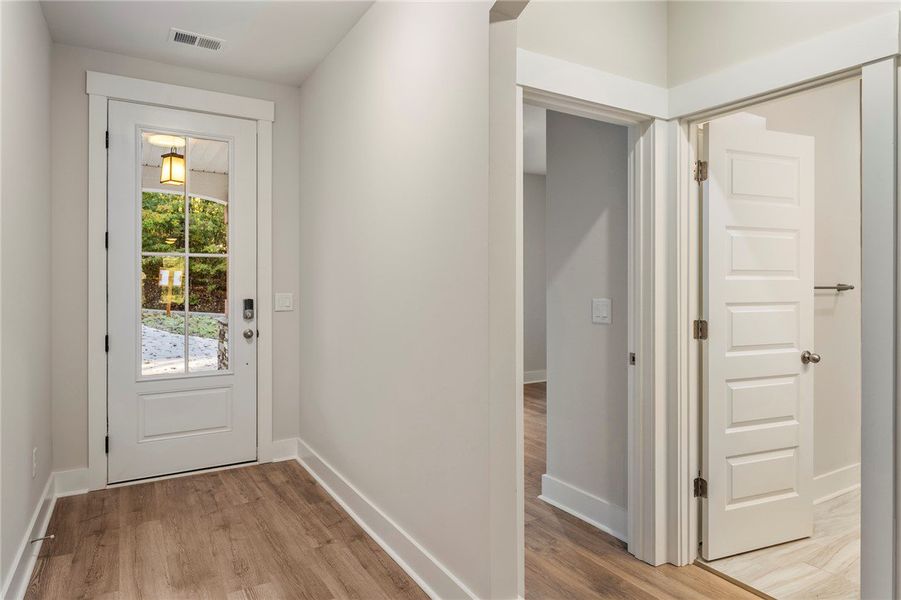Spacious, unfurnished interior of a new home in Cross Creek Plantation, Seneca (Image 20).