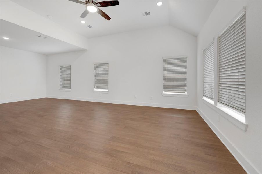 Spacious, unfurnished interior of a new home in Sorella, Tomball (Image 35).