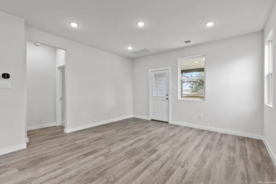 Spacious, unfurnished interior of a new home in Hacienda, San Antonio (Image 16).