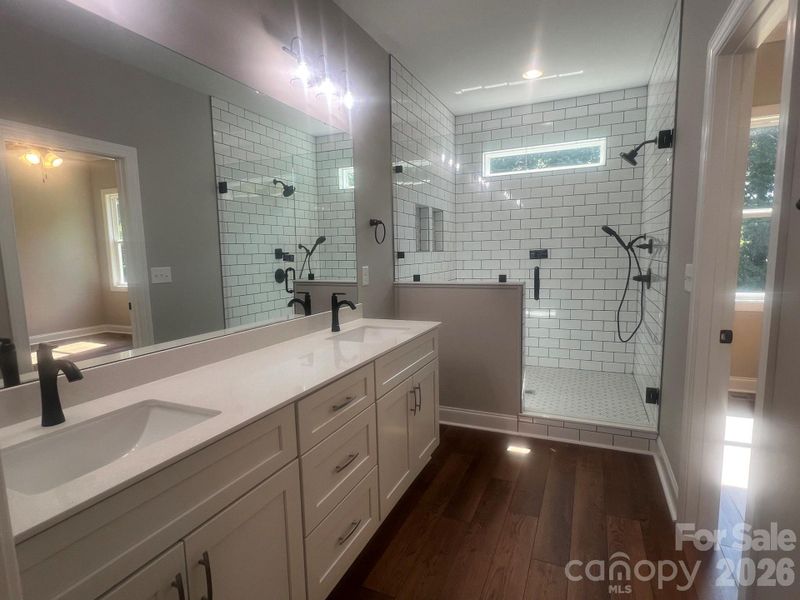 Dual sink for your convenience in the primary