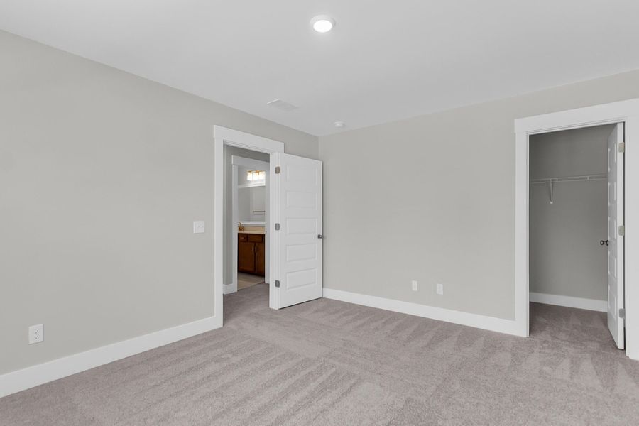 Spacious, unfurnished interior of a new home in , Summerville (Image 26).