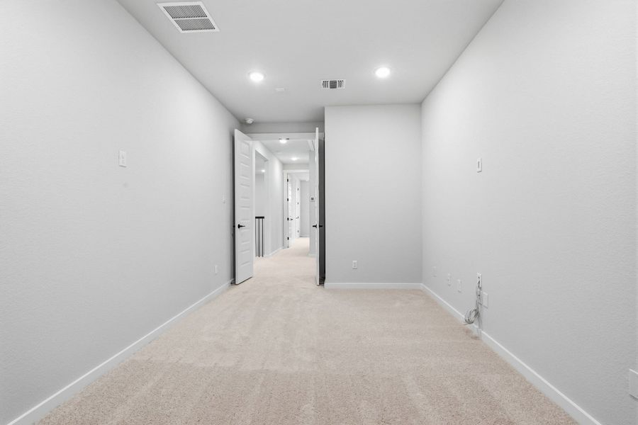 Spacious, unfurnished interior of a new home in Wolf Ranch, Georgetown (Image 41).