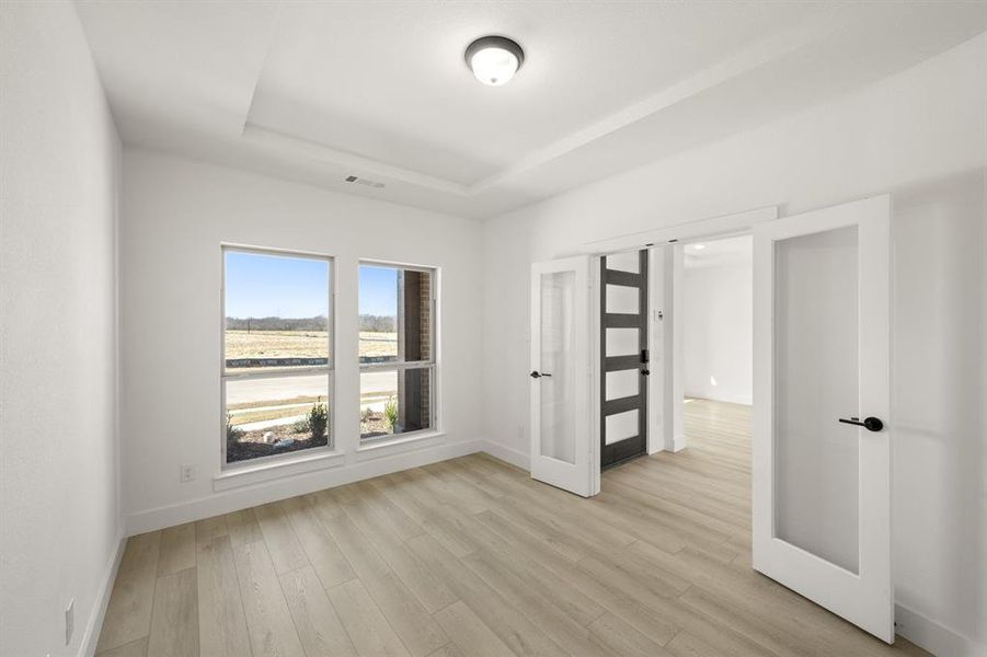 Spacious, unfurnished interior of a new home in High Country, Burleson (Image 16).