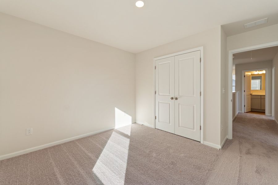 Spacious, unfurnished interior of a new home in Richmond Hill, Inman (Image 23).