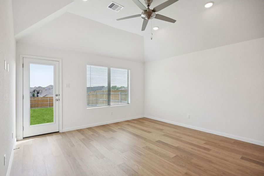 Spacious, unfurnished interior of a new home in Trinity Ranch, Elgin (Image 13).