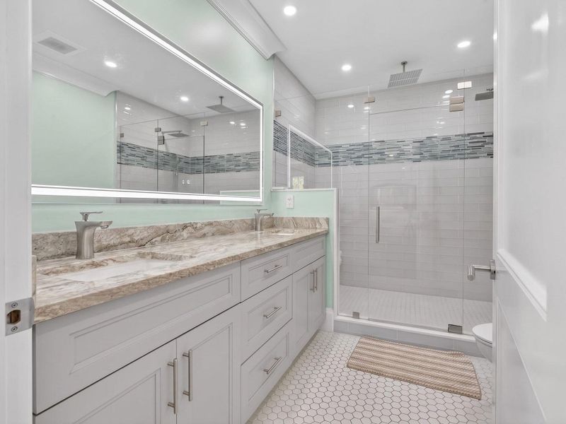 1st Floor Master Bath