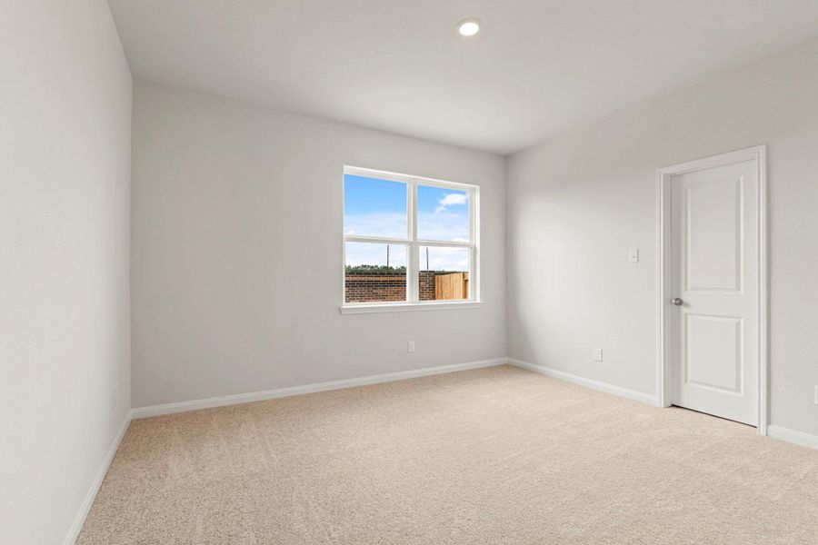 Spacious, unfurnished interior of a new home in , Iowa Colony (Image 13).