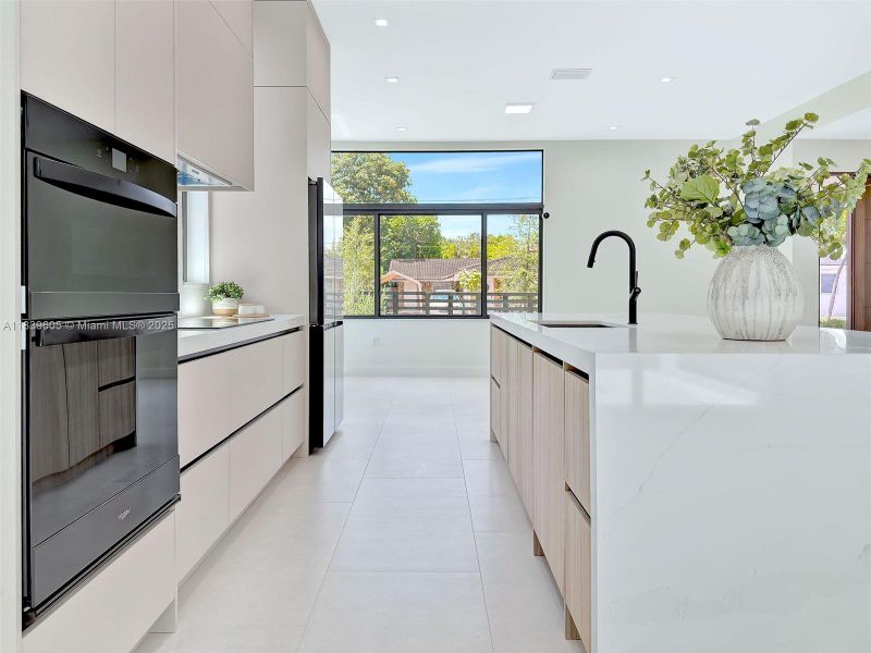 Spacious, unfurnished interior of a new home in , Miami (Image 6).