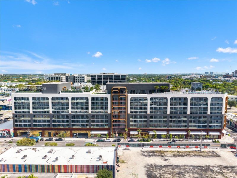 Condo located in Miami, FL showcasing its design and architecture (Image 26).