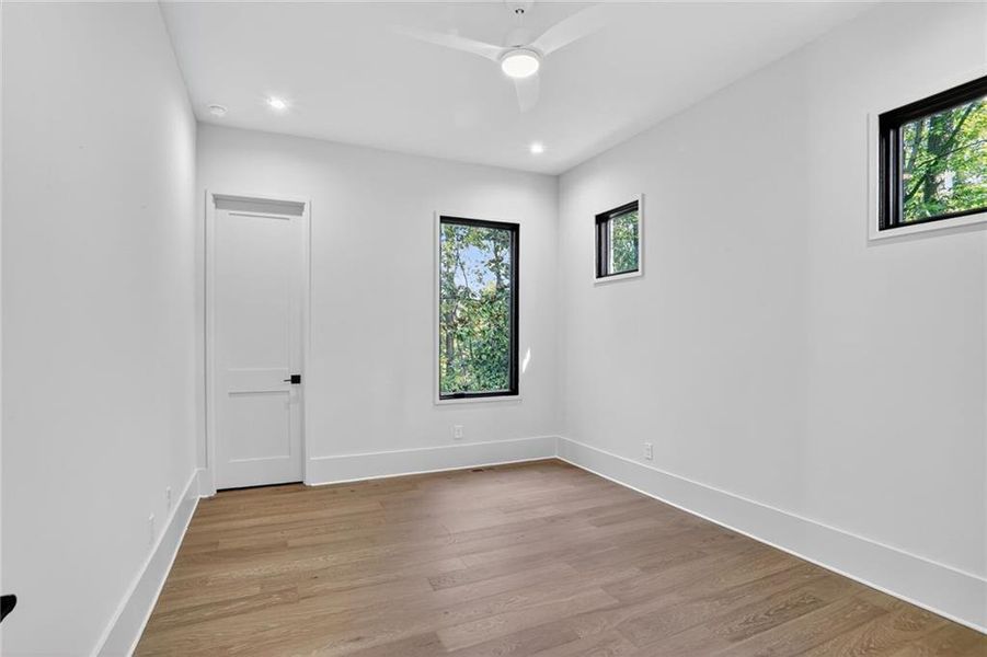 Spacious, unfurnished interior of a new home in , Brookhaven (Image 22).