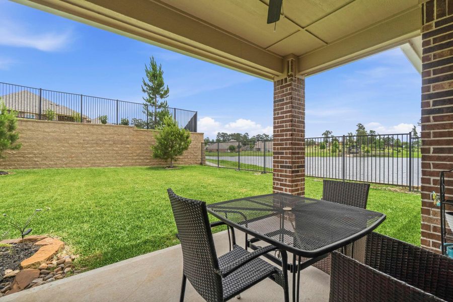 Exterior details and patio area of a home in Wedgewood Forest, Conroe (Image 21).