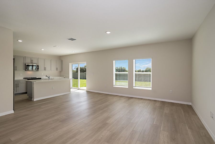 Spacious, unfurnished interior of a new home in Scenic Terrace, Haines City (Image 8).