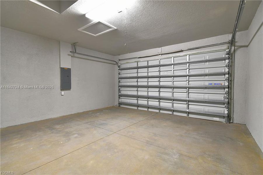 Spacious, unfurnished interior of a new home in , Lehigh Acres (Image 12).